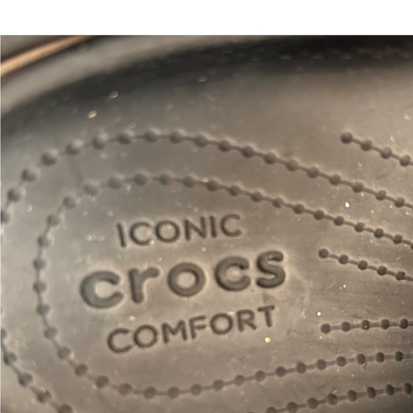 Crocs, Size 9, Excellent Condition. Perfect for casual outings. - Picture 8 of 9